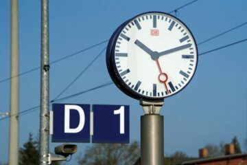 DB176470 Bahnsteiguhr