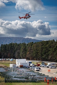 DB297283 Hubschrauber tranportiert Masten