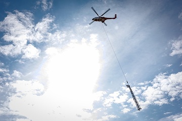 DB297281 Hubschrauber tranportiert Masten