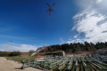 DB297280 Hubschrauber tranportiert Masten