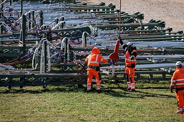 DB297284 Hubschrauber tranportiert Masten