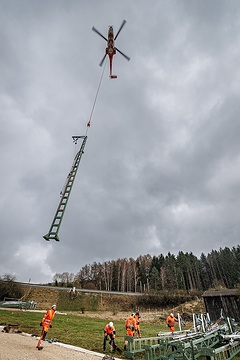 DB297287 Hubschrauber tranportiert Masten