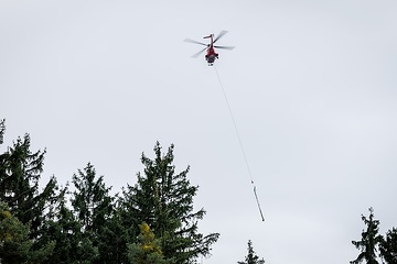 DB297286 Hubschrauber tranportiert Masten