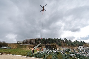 DB297288 Hubschrauber tranportiert Masten
