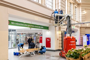DB297963 DB und Stadt starten Frühjahrsputz am Hbf Halle (Saale)