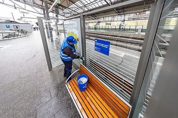 DB298320 Frühjahrsputz im Hbf Erfurt