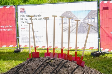 DB299383 Start für Bau eines neuen barrierefreien Bahnhofs in Leuna