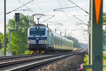 DB301985 Nach der Korridorsanierung rollen die Züge wieder