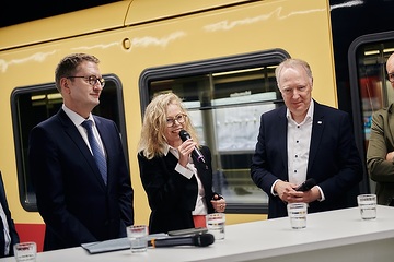 DB302010 S-Bahn-Linie S15 in Betrieb