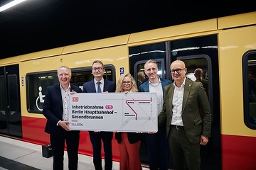 DB302014 S-Bahn-Linie S15 in Betrieb