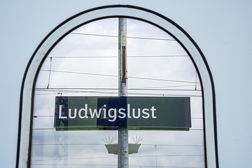 DB302186 Bahnhofsschild Ludwigslust
