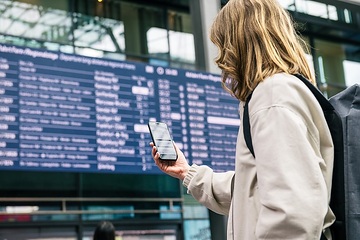 DB301040 Reisende mit Smartphone