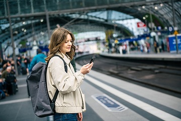 DB301034 Reisende mit Smartphone