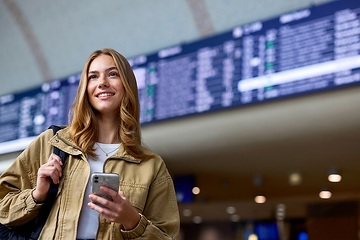 DB303168 Reisende mit Smartphone
