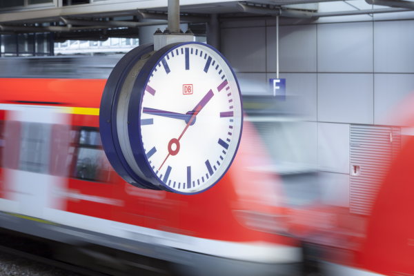 DB17191 Bahnhofsuhr