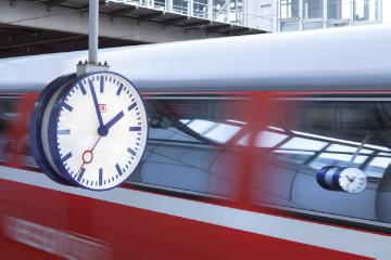Bahnhofsuhr - Uhr auf einem Bahnsteig im Bahnhof Düsseldorf Flughafen