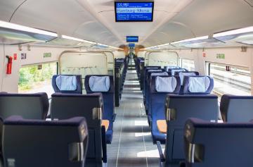DB Fernverkehr - ICE 4 - Baureihe 412 - Innenaufnahme - 2. Klasse Große Fahrgastinformationssysteme Geräumige Gepäckregale Ergonomische Sitze