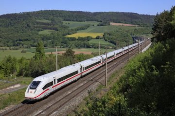 DB Fernverkehr mit ICE 4 - Baureihe 412 unterwegs auf der Schnellfahrstrecke Hannover-Fulda bei Morschen