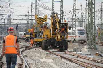 Zweiwegebagger bei Gleisbauarbeiten