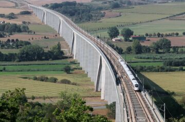 Die Unstruttalbrücke ist eine zweigleisige Eisenbahnüberführung der SFS (VDE 8). Mit einer Länge von 2.668 m ist sie die zweitlängste Eisenbahnbrücke in Deutschland. - hier: ICE T Baureihe 411