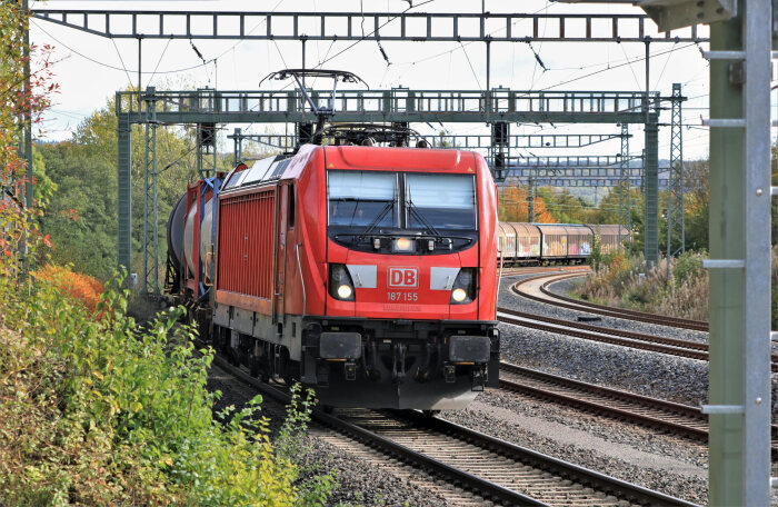 DB168127 Ein Güterzug von DB Cargo mit Ellok Baureihe 187 durchfährt den Betriebsbahnhof Langeland