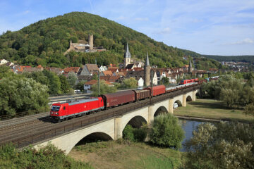 Gemünden - DB Cargo mit Ellok Baureihe 187 überquert den Main mit einem Güterzug des Einzelwagenverkehrs