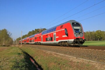 Nur noch wenige Kilometer bis zum Zielbahnhof Elsterwerda hat der ET 445 der DB Regio als RE 3513 auf der RE 5 noch vor sich, als er hier bei Dreska in schneller Fahrt durch die Frühlingslandschaft fährt.