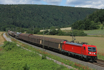 Nord-Süd-Strecke - DB Cargo Baureihe 187 mit einem Güterzug bei Karlstadt