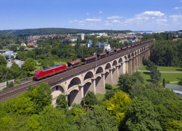 Der Bietigheimer Eisenbahnviadukt ist eine zweigleisige Eisenbahnbrücke über das Enztal bei Bietigheim-Bissingen. DB Cargo mit Baureihe 187 mit Güterzug (Schüttgutwagen)