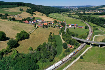Ein Zug des Kombinierten Verkehrs (DB Schenker) im Haunetal