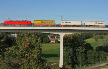 Aurachtalbrücke in Emskirchen mit DB Cargo - Güterzug des Kombinierten Verkehrs (Baureihe 193 Vectron)