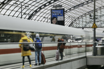 Reisende im Berliner Hauptbahnhof