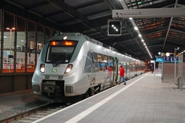 Halle (Saale) Hbf - S-Bahn Mitteldeutschland wartet auf die Abfahrtszeit als S3 am Bahnsteig 2. Der ET 1442 ist der erste Zug auf den neu in Betrieb genommenen Bereich - Bahnsteig 1-3.