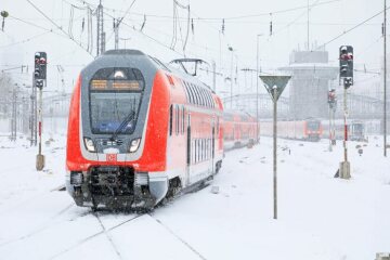 Die Bahn unterwegs im Freistaat Bayern in der Winterzeit. München Hbf im Schneegestöber: Ein Twindexx der Baureihe ET 445 der DB Regio fährt als RB 16.