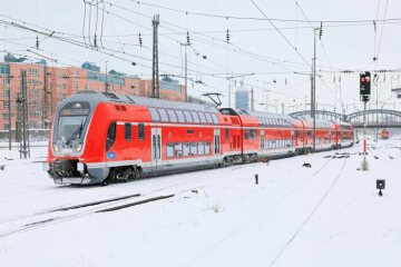Die Bahn unterwegs im Freistaat Bayern in der Winterzeit. München Hbf im Neuschnee: Ein Twindexx Triebwagen der Baureihe ET 445 der DB Regio fährt als RB 16