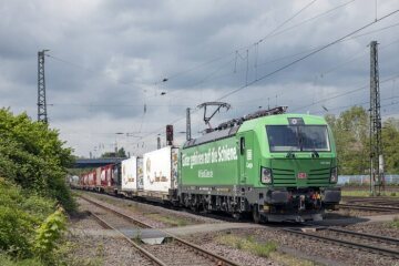 DB Cargo Ellok Baureihe 193 "Güter gehören auf die Schiene" bei der Einfahrt in Seelze