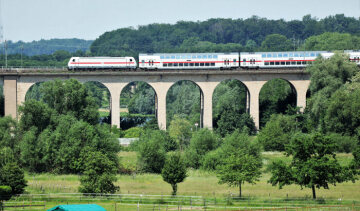 Talbrücke Bielefeld-Schildesche mit IC2 des DB Fernverkehr (mit Baureihe 146.5)