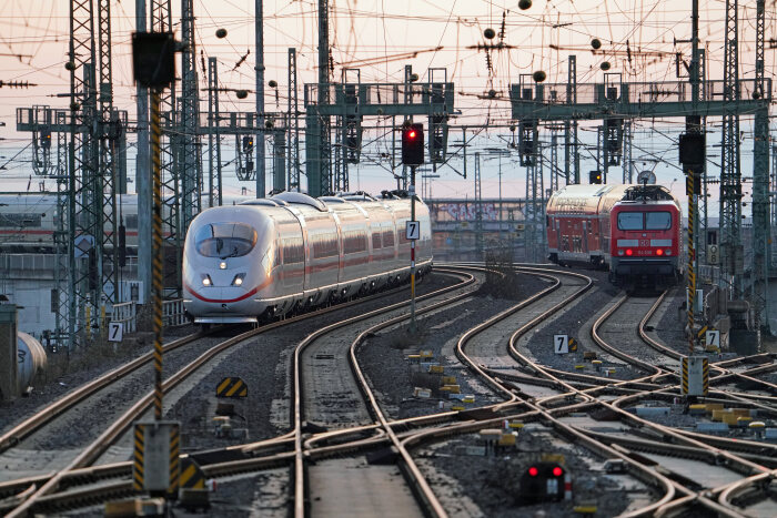 DB201398 ICE 3 und RE vor Frankfurt (Main) Hbf