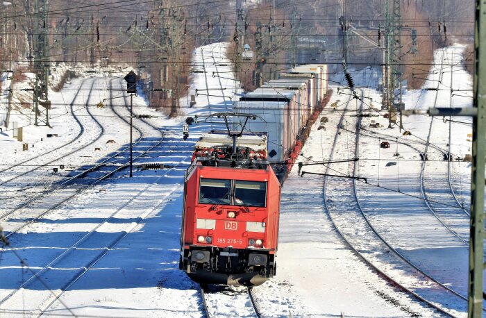 DB203315 DB Cargo unterwegs in winterlicher Umgebung bei Löhne