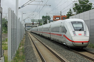 ICE 4 Baureihe 412 bei der Durchfahrt durch Erlangen-Bruck. Beidseitig sind Lärmschutzwände aufgebaut.
