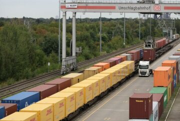 Güterwagen mit DHL Conatinern im DUSS-Terminal Berlin / Großbeeren