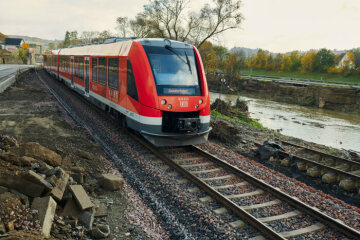 Probefahrt der Ahrtalbahn nach dem Wiederaufbau der Gleise bei Heimersheim