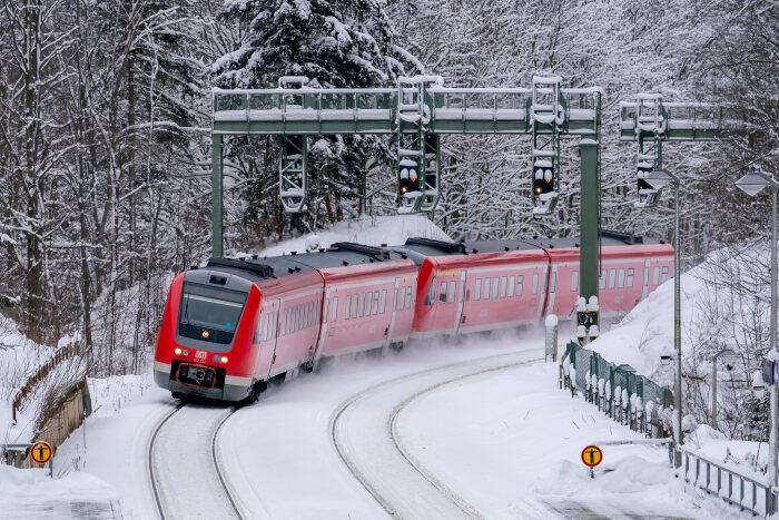 DB208012 DB Regio im winterlichen Thüringer Wald
