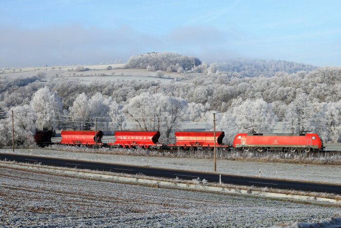 DB212343 Kalizug DB Cargo in winterlicher Landschaft