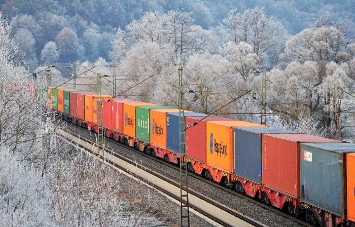 DB212348 Containerzug im winterlichen Haunetal