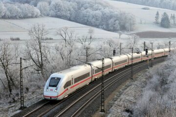 ICE 4 Baureihe 412 des DB Fernverkehr im winterlichen Haunetal