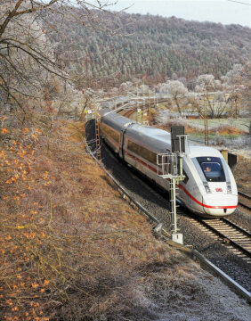 ICE 4 des DB Fernverkehr im winterlichen Haunetal unterwegs.