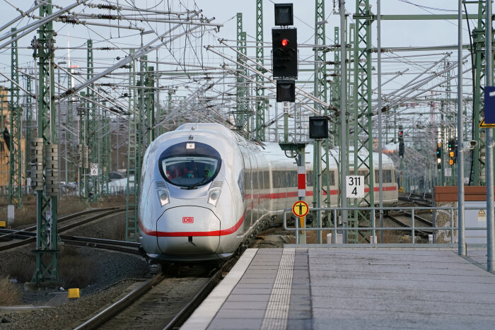 DB212498 ICE 3neo Baureihe 408 bei der Einfahrt in Leipzig Hbf
