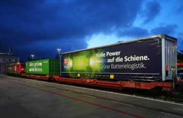 Bremen (7. Februar 2022) Klimaneutrale Transportlösungen für die Produktion der Elektrofahrzeuge von Mercedes-Benz durch DB Cargo.