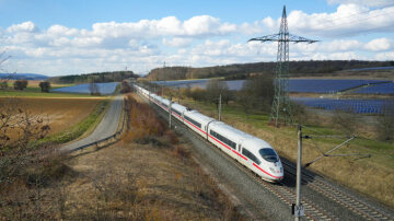 ICE 3 (Baureihe 403) passiert eine Photovoltaikanlage auf der Schnellfahrstrecke Fulda-Würzburg